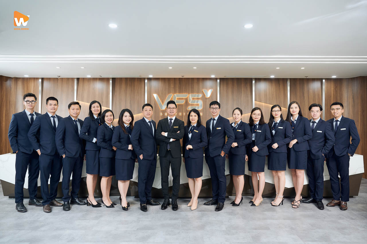 Ảnh tập thể đội ngũ VFS Securities trong dự án chụp ảnh profile doanh nghiệp